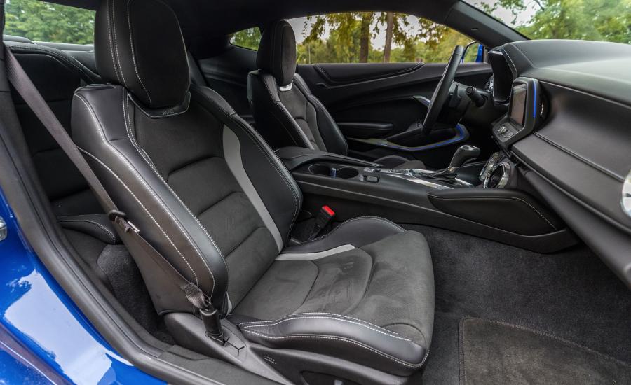 Интерьер Chevrolet Camaro SS 2018 года  (NA) (фото 24 из 27)
